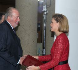 Don Juan Carlos recibe el saludo de la ministra de Defensa, María Dolores de Cospedal