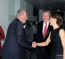 Su Majestad el Rey Don Juan Carlos recibe el saludo de la ministra de Agricultura y Pesca, Alimentación y Medio Ambiente, Isabel García Tejerina
