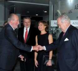Su Majestad el Rey Don Juan Carlos recibe el saludo del presidente de Honor de Vocento, Santiago Ybarra