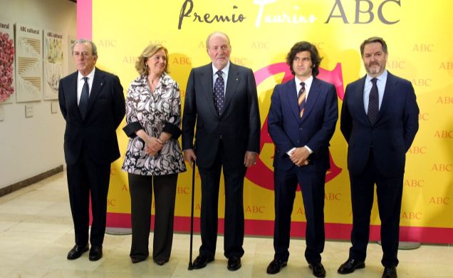 Fotografía de grupo junto al premiado en la IX edición del Premio Taurino, José Antonio Morante, "Morante de la Puebla"