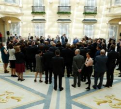 Don Felipe conversa con los miembros de la Comisión Permanente de la Asamblea Parlamentaria del Consejo de Europa