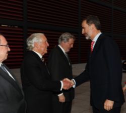 Don Felipe recibe el saludo del alto comisionado del Gobierno para la Marca España, Carlos Espinosa de los Monteros