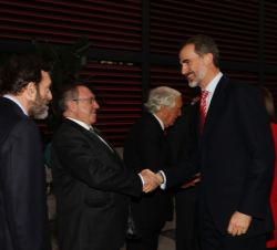 Su Majestad el Rey recibe el saludo del presidente del Foro de Marcas Renombradas Españolas, José Luis Bonet