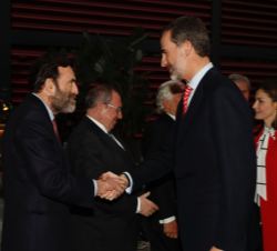 Don Felipe recibe el saludo del presidente del Real Patronato del Museo Reina Sofía, Guillermo de la Dehesa