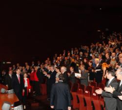 Don Felipe y Doña Letizia reciben el aplauso de los asistentes a su entrada en el auditorio