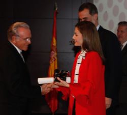 Doña Letizia entrega al presidente de la Fundación Bancaria "la Caixa", Isidre Fainé, la acreditación concedida a la Obra Social "la Ca