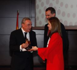 Su Majestad la Reina entrega la acreditación a Francisco Martínez-Cosentino, presidente ejecutivo del Grupo Cosentino