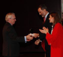 Su Majestad el Rey entrega la acreditación concedida al Real Instituto Elcano a su director, Charles Powell