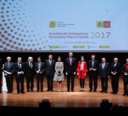 Sus Majestades los Reyes y las autoridades asistentes, con los miembros de la 7ª Promoción de "Embajadores Honorarios de la Marca España"