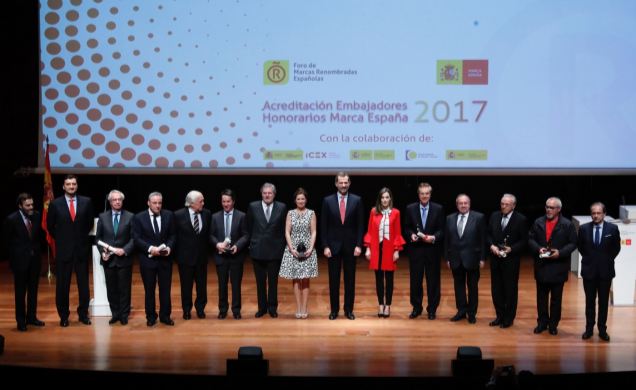 Sus Majestades los Reyes y las autoridades asistentes, con los miembros de la 7ª Promoción de "Embajadores Honorarios de la Marca España"