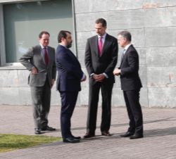 Don Felipe conversa con el lehendakari y el presidente del Grupo Industrial Velatia, Javier Ormazabal, en presencia del jefe la Casa de S.M. el Rey, J