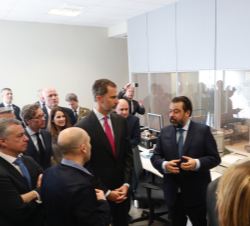 Don Felipe durente su visita a las instalaciones recibe las explicaciones del presidente del Grupo Industrial Velatia, Javier Ormazabal