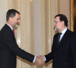 Su Majestad el Rey recibe el saludo del presidente del Gobierno y presidente ejecutivo de la Fundación Carolina, Mariano Rajoy