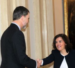 Don Felipe recibe el saludo de la vicepresidenta del Gobierno, ministra de la Presidencia y para las Administraciones Territoriales, Soraya Sáenz de S
