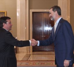 Su Majestad el Rey saluda al presidente de la Junta de Extremadura, Guillermo Fernández Vara