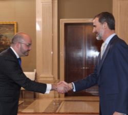 Su Majestad el Rey recibe el saludo del presidente de CEAJE, Fermín Albadalejo