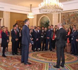 Su Majestad el Rey atiende a las palabras del presidente de CEAJE, Fermín Albadalejo, durante la audiencia