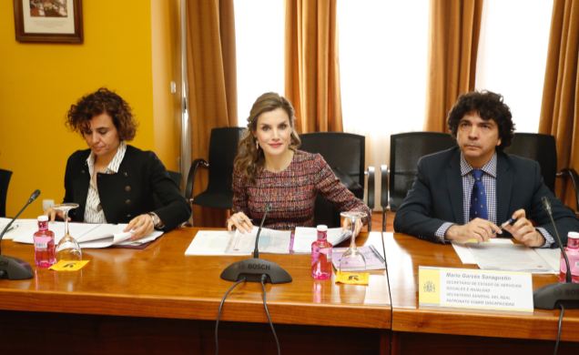 Doña Letizia, junto a la ministra de Sanidad, Servicios Sociales e Igualdad, Dolors Montserrat, y el secretario de Estado de Servicios Sociales e Igua