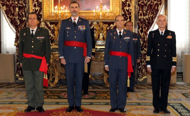 Fotografía de grupo de Su Majestad el Rey con un grupo de Generales de División y Vicealmirante