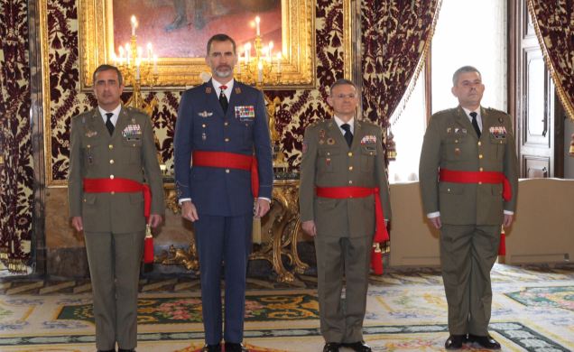 Fotografía de grupo de Su Majestad el Rey con un grupo de Generales de División 