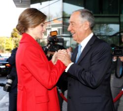 Su Majestad la Reina es recibida por el presidente de la República Portuguesa, Marcelo Rebelo de Sousa