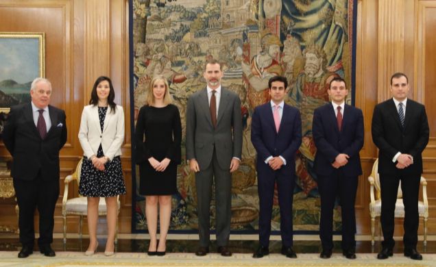 Fotografía de grupo de Su Majestad el Rey con la última promoción de los Cuerpos Superiores de Letrados y de Auditores del Tribunal de Cuentas