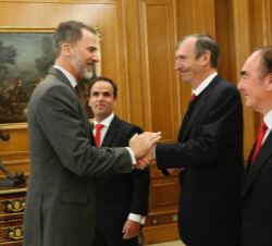 Su Majestad el Rey recibe el saludo del historiador y expresidente del Senado Juan José Laborda
