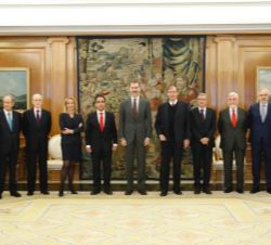 Fotografía de grupo de Su Majestad el Rey con una representación de la Cátedra "Monarquía parlamentaria" de la Universidad Rey Juan Carlos