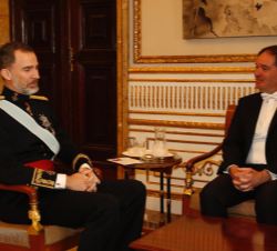Su Majestad el Rey conversa con el embajador del Reino de Bélgica, Sr. Marc Andries M. Calcoen