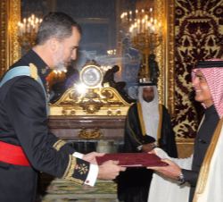 Su Majestad el Rey recibe la Carta Credencial de manos del embajador del Estado de Qatar, Sr. Mohammed Jahan A.A. Al Kuwari