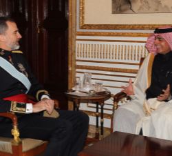 Su Majestad el Rey conversa con el embajador del Estado de Qatar, Sr. Mohammed Jahan A.A. Al Kuwari