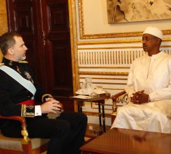 Su Majestad el Rey conversa con el embajador de la República del Senegal, Sr. Mamadou Sow