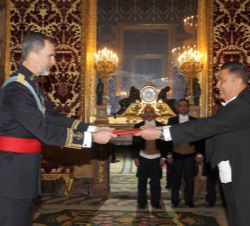 Su Majestad el Rey recibe la Carta Credencial de manos del embajador de la República de Yemen, Sr. Nabil Khalid Hassan Maisery