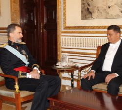 Su Majestad el Rey conversa con el embajador de la República de Yemen, Sr. Nabil Khalid Hassan Maisery