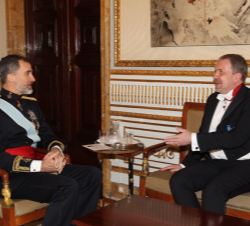 Su Majestad el Rey conversa con el Sr. Kristjan Andri Stefansson, Embajador de la República de Islandia