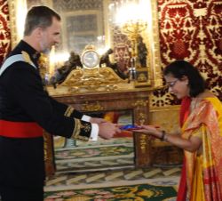 Su Majestad el Rey recibe la Carta Credencial de la Sra. Ambika Devi Luintel, Embajadora de la República de Nepal