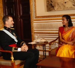 Su Majestad el Rey conversa con la Sra. Ambika Devi Luintel, Embajadora de la República de Nepal