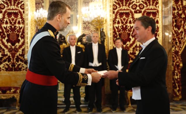 Su Majestad el Rey recibe la Carta Credencial de manos del embajador del Reino de Bélgica, Sr. Marc Andries M. Calcoen