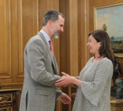 Su Majestad el Rey recibe el saludo de la presidenta de las Illes Balears, Francina Armengol