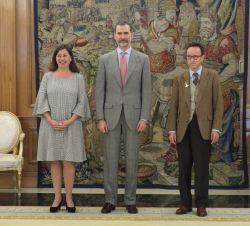 Su Majestad el Rey junto a la presidenta de las Illes Balears, Francina Armengol y el responsable de la gestión del legado del artista, Joan Punyet Mi