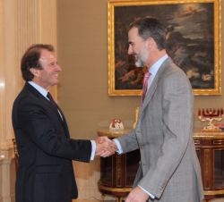 Su Majestad el Rey recibe el saludo del presidente del Instituto de la Empresa Familiar, Ignacio Osborne