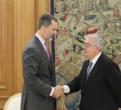 Su Majestad el Rey recibe el saludo del presidente del Tribunal Constitucional, Juan José González Rivas