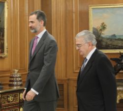 Su Majestad el Rey con el presidente del Tribunal Constitucional, Juan José González Rivas