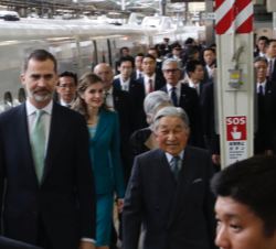 Sus Majestades los Reyes junto a los Emperadores de Japón, en la Estación Central de Tokio momentos 