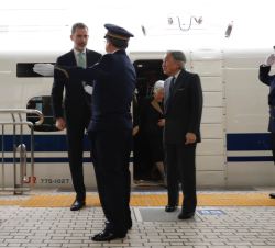 Sus Majestades los Reyes y los Emperadores de Japón descienden del Tren Shinkansen a su llegada a la ciudad de Shizuoka