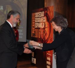 Su Majestad la Reina Doña Sofía hace entrega del Premio Miembro de Honor SGE 2016 a Miguel Ángel Gordillo