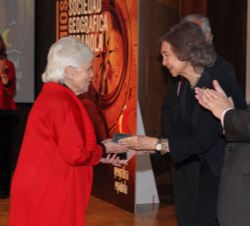 Su Majestad la Reina Doña Sofía hace entrega del Premio Comunicación SGE 2016 a Catherine Domain