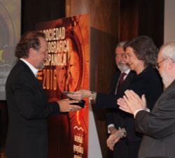 Su Majestad la Reina Doña Sofía hace entrega del Premio Investigación SGE 2016 a Michel André