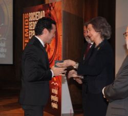 Su Majestad la Reina Doña Sofía hace entrega del Premio Imagen SGE 2016 a Jacob Petrus