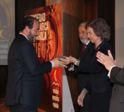 Su Majestad la Reina Doña Sofía hace entrega del Premio Iniciativa / Empresa SGE 2016 a Javier de la Torre